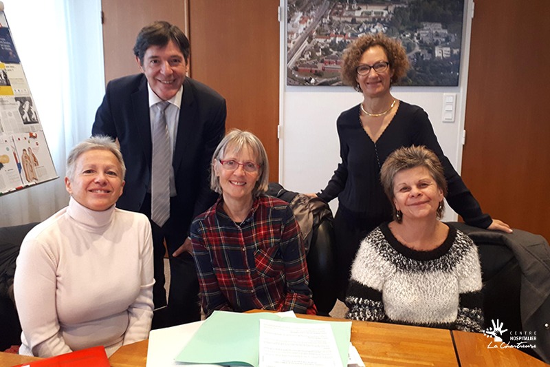 Mme Dominique BARRIERE, Présidente de l’Association, Bruno Madelpuech, directeur du CHLC Dijon, Mme Camille THEVENIAUD, Vice-Présidente et coordinatrice des Bénévoles de l’Association, Dr Lombard , gériatre et Mme Brigitte ROUSSEAU, Référente des Bénévoles des Vergers.