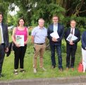 de gauche à droite Bruno Madelpuech, Directeur du Centre Hospitalier La Chartreuse, Stéphanie Modde, adjointe au maire de Dijon chargée de l’écologie urbaine et du cadre de vie, Jean-Philippe Maître, responsable des espaces verts et de la voierie du CH La Chartreuse, Jean-Yves Pian, Président du Conseil de Surveillance du CH La Chartreuse, Patrice Château, adjoint au maire de Dijon chargé de l’environnement, Aline Ferrière, conseillère municipale, présidente de la commission de quartier de la Fontaine d’Ouche,