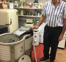 Pierre Chaillot, président de l’ACEL (Association pour la Connaissance de l’Électricité et la Lumière) présente un lave-linge datant de 1936-Musée de l’électricité « Hippolyte Fontaine » Dijon