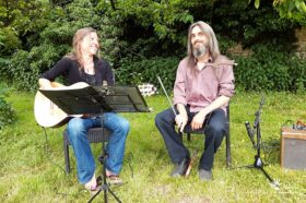 Alexandra David (guitare classique) et Thomas Jacquot (scie musicale)