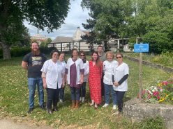 Jimmy OLIVAR, cadre de santé, Dr CHAILLOT Albane (médecin du travail), GRAVEL Maud (infirmière coordinatrice tabacologue), CHARTIER Julie (diététicienne), Mme BOULANGER (Directrice interim), BERTHOLE Antoine (EAPA), WALCH Sylvie (diététicienne) et Dr MAACH Souad (médecin tabacologue) - Journée de prévention du tabagisme au CH La Chartreuse : « Levons le masque »