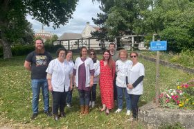 Jimmy OLIVAR, cadre de santé, Dr CHAILLOT Albane (médecin du travail), GRAVEL Maud (infirmière coordinatrice tabacologue), CHARTIER Julie (diététicienne), Mme BOULANGER (Directrice interim), BERTHOLE Antoine (EAPA), WALCH Sylvie (diététicienne) et Dr MAACH Souad (médecin tabacologue) - Journée de prévention du tabagisme au CH La Chartreuse : « Levons le masque »
