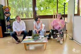 Lionel POUHIN, coordinateur du Conseil Local de Santé Mentale (CLSM) - - Auriane LETELLIER, coordinatrice de la Maison Des Usagers (MDU) et - Cécile AUDIGIER, animatrice auprès du Groupe d’Entraide Mutuelle (GEM) « les Chouettes Bleues » - La Maison Des Usagers présentée au Caf&Doc’