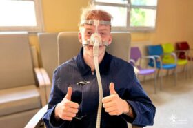 Essai d'appareil contre l'apnée du sommeil.