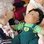 Les poupées empathiques des « Vergers de La Chartreuse » du CHLC Madeleine et une poupée empathique aux "Vergers de La Chartreuse"