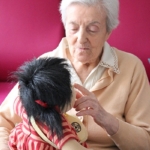 Les poupées empathiques des « Vergers de La Chartreuse » du CHLC Célestina et une poupée empathique aux "Vergers de La Chartreuse"