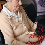 Les poupées empathiques des « Vergers de La Chartreuse » du CHLC Célestina et une poupée empathique aux "Vergers de La Chartreuse"