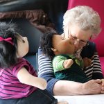 Les poupées empathiques des « Vergers de La Chartreuse » du CHLC Madeleine et une poupée empathique aux "Vergers de La Chartreuse"