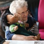 Les poupées empathiques des « Vergers de La Chartreuse » du CHLC Madeleine et une poupée empathique aux "Vergers de La Chartreuse"