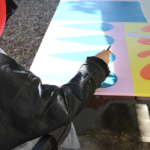 Les jeunes ont pu peindre les formes créées dans la cour du bâtiment. Fresque De bas Etages / Intermède