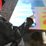 Les jeunes ont pu peindre les formes créées dans la cour du bâtiment. Fresque De bas Etages / Intermède