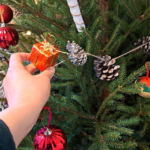 5 personnes se sont attelées à la décoration du sapin ! 5 personnes se sont attelées à la décoration du sapin !