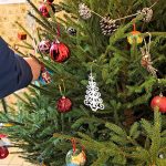 5 personnes se sont attelées à la décoration du sapin ! 5 personnes se sont attelées à la décoration du sapin !