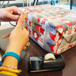 De faux cadeaux ont été joliment emballés pour décorer les lieux. De faux cadeaux ont été joliment emballés pour décorer les lieux.