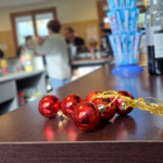 Le comptoir aussi se pare de boules de noël ! Le comptoir aussi se pare de boules de noël !