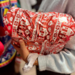 Parmi les cadeaux offerts : des veilleuses, des carnets, des balles sensorielles ou encore des plaids. Parmi les cadeaux offerts : des veilleuses, des carnets, des balles sensorielles ou encore des plaids.