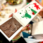 Le chocolatier Fabrice GILLOTTE a offert une tablette de chocolat a chacun des jeunes ! Le chocolatier Fabrice GILLOTTE a offert une tablette de chocolat a chacun des jeunes !