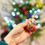 Parmi les cadeaux offerts : des veilleuses, des carnets, des balles sensorielles ou encore des plaids. Parmi les cadeaux offerts : des veilleuses, des carnets, des balles sensorielles ou encore des plaids.