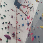 L'escalade favorise la confiance en soi, la gestion du stress et l’entraide. L'escalade favorise la confiance en soi, la gestion du stress et l’entraide.