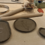 Encadrés par des professionnelles, les jeunes ont découvert les différentes étapes du travail de l’argile. Encadrés par des professionnelles, les jeunes ont découvert les différentes étapes du travail de l’argile.