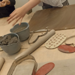 Cet atelier est dédié au travail de la céramique et du cuir. Cet atelier est dédié au travail de la céramique et du cuir.