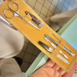 Des kits de manucure ont également été distribués aux professionnels. Des kits de manucure ont également été distribués aux professionnels.