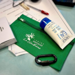 Parmi les récompenses : des crèmes hydratantes, des trousses de vestiaires ainsi que des mousquetons porte-montres, bagues ou pendentifs ! Parmi les récompenses : des crèmes hydratantes, des trousses de vestiaires ainsi que des mousquetons porte-montres, bagues ou pendentifs !