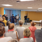 Plus d'une centaine de personnes se sont réunies dans la salle des fêtes de l'EHPAD Les Vergers pour assister à la cérémonie des vœux et à la remise des médailles d'honneur.