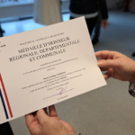 La personne qui reçoit la médaille reçoit également un diplôme qui rappelle les services pour lesquels elle est récompensée.