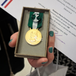 La médaille d'honneur comporte 3 échelon : Argent pour 20 ans de services, Vermeil pour 30 ans de services et Or pour 35 ans de services.