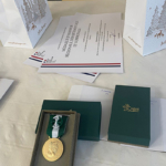 Cette médaille récompense le dévouement des agents publics.