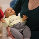 Deux poupons de portage pour les parents et enfants suivis au sein de l’unité UPMB grâce à ANEMONE Deux poupons de portage pour les parents et enfants suivis au sein de l’unité UPMB grâce à ANEMONE