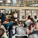 Au Clubhouse, les membres et les salariés travaillent sur un même pied d’égalité et les décisions se prennent ensemble. Au Clubhouse, les membres et les salariés travaillent sur un même pied d’égalité et les décisions se prennent ensemble.