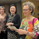 Le Dr Lombard a reçu de nombreux cadeaux de la part de ses collègues et amis. Le Dr Lombard a reçu de nombreux cadeaux de la part de ses collègues et amis.