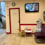 Aujourd’hui diffusée sur un écran d’accueil en salle d’attente, cette vidéo permet aux jeunes et à leurs familles de mieux se représenter l’environnement de soin. Aujourd’hui diffusée sur un écran d’accueil en salle d’attente, cette vidéo permet aux jeunes et à leurs familles de mieux se représenter l’environnement de soin.