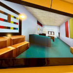 Dans la salle d’attente de l’unité Arlequin, un écran d’accueil diffuse une visite virtuelle des lieux, conçue par un adolescent à partir de l’univers de jeu Minecraft. Dans la salle d’attente de l’unité Arlequin, un écran d’accueil diffuse une visite virtuelle des lieux, conçue par un adolescent à partir de l’univers de jeu Minecraft.