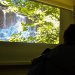 Les adolescents peuvent accéder à la chambre en autonomie sur des temps dédiés ou accompagné d’un soignant. Des séances de relaxation individuelles ou en groupe, ainsi que des entretiens avec la diététicienne, y sont également proposés.