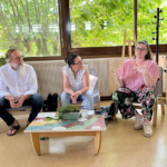 Lionel POUHIN, coordinateur du Conseil Local de Santé Mentale (CLSM) - - Auriane LETELLIER, coordinatrice de la Maison Des Usagers (MDU) et - Cécile AUDIGIER, animatrice auprès du Groupe d’Entraide Mutuelle (GEM) « les Chouettes Bleues » - La Maison Des Usagers présentée au Caf&Doc’ Lionel POUHIN, coordinateur du Conseil Local de Santé Mentale (CLSM) - - Auriane LETELLIER, coordinatrice de la Maison Des Usagers (MDU) et - Cécile AUDIGIER, animatrice auprès du Groupe d’Entraide Mutuelle (GEM) « les Chouettes Bleues » - La Maison Des Usagers présentée au Caf&Doc’