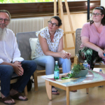 Lionel POUHIN, coordinateur du Conseil Local de Santé Mentale (CLSM) - - Auriane LETELLIER, coordinatrice de la Maison Des Usagers (MDU) et - Cécile AUDIGIER, animatrice auprès du Groupe d’Entraide Mutuelle (GEM) « les Chouettes Bleues » - La Maison Des Usagers présentée au Caf&Doc’ Lionel POUHIN, coordinateur du Conseil Local de Santé Mentale (CLSM) - - Auriane LETELLIER, coordinatrice de la Maison Des Usagers (MDU) et - Cécile AUDIGIER, animatrice auprès du Groupe d’Entraide Mutuelle (GEM) « les Chouettes Bleues » - La Maison Des Usagers présentée au Caf&Doc’