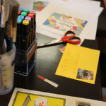 Atelier de création de cartes postales à la cafétéria du CH La Chartreuse