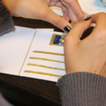Atelier de création de cartes postales à la cafétéria du CH La Chartreuse