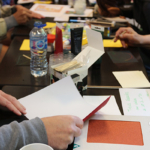 Atelier de création de cartes postales à la cafétéria du CH La Chartreuse