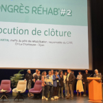 En clôture de cette 2ᵉ édition, le Dr Juliette MARTIN, cheffe du pôle Réhabilitation du CH La Chartreuse, a invité toute l’équipe du C2RB à monter sur scène afin de saluer leur engagement quotidien en faveur de la réhabilitation psychosociale et de l’intervention précoce.