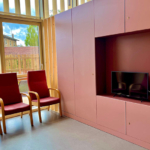 Chambres individuelles, espaces collectifs lumineux, patios végétalisés et terrasses ont permis d’illustrer concrètement l’ambition du projet : offrir un environnement chaleureux, à taille humaine, favorisant l’autonomie, les repères du quotidien et le maintien du lien social.