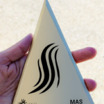 Une plaque de signalétique en bronze réalisée par La Fonderie d'Histoires sera implantée sur l'esplanade située face au bâtiment Une plaque de signalétique en bronze réalisée par La Fonderie d'Histoires sera implantée sur l'esplanade située face au bâtiment